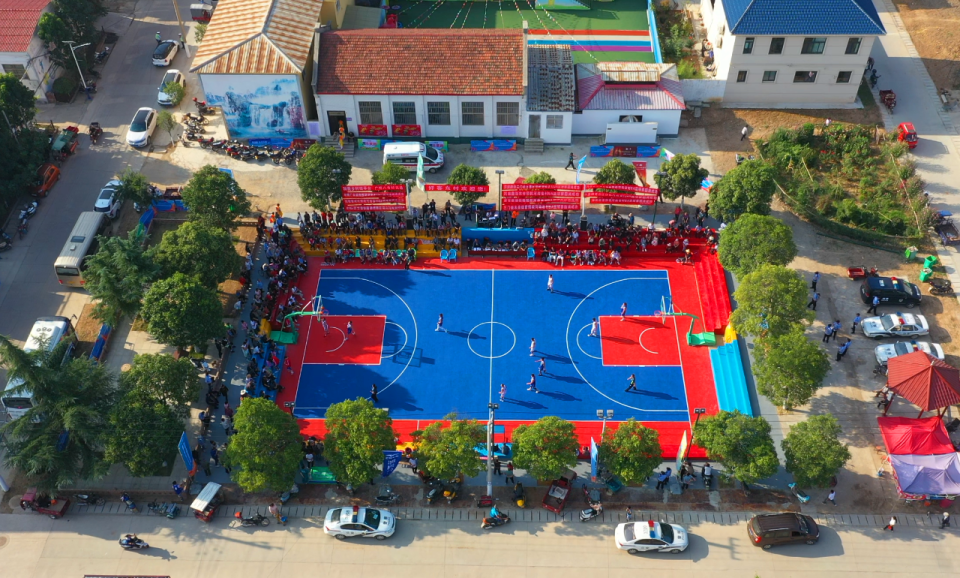 根据赛程安, 蓬勃于乡野, om 根据赛程安, 蓬勃于乡野, om